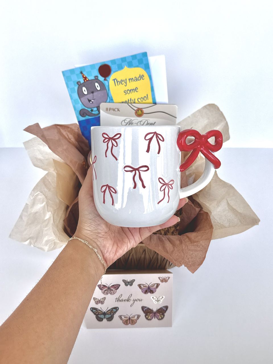 Birthday basket with bow mug and card